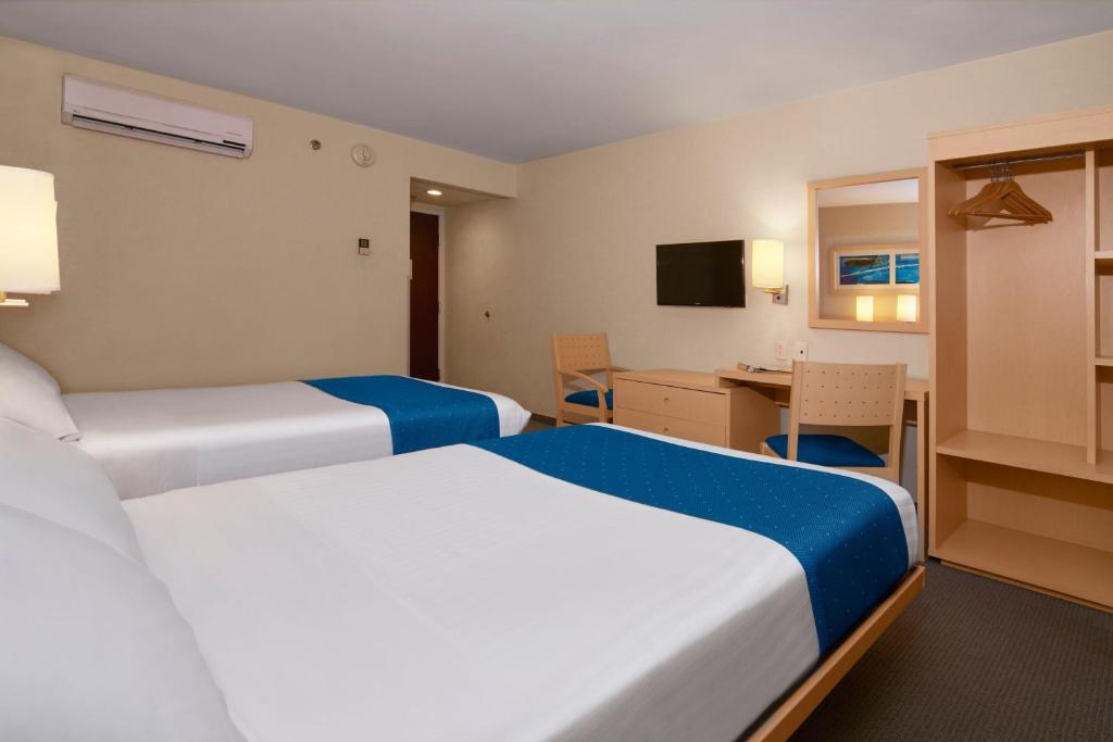 Una televisión o centro de entretenimiento en City Express by Marriott Puebla FINSA