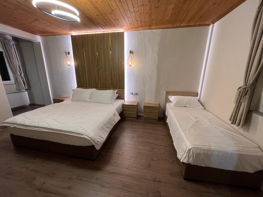 Postel nebo postele na pokoji v ubytování Bujtina Shehu