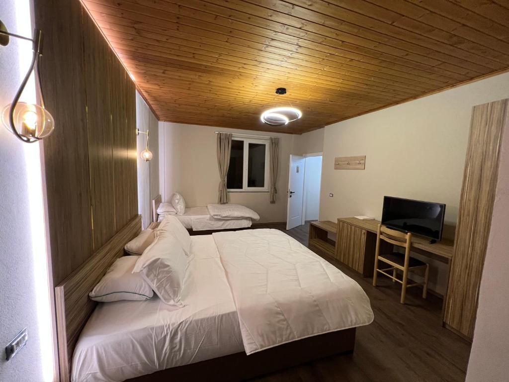 Postel nebo postele na pokoji v ubytování Bujtina Shehu