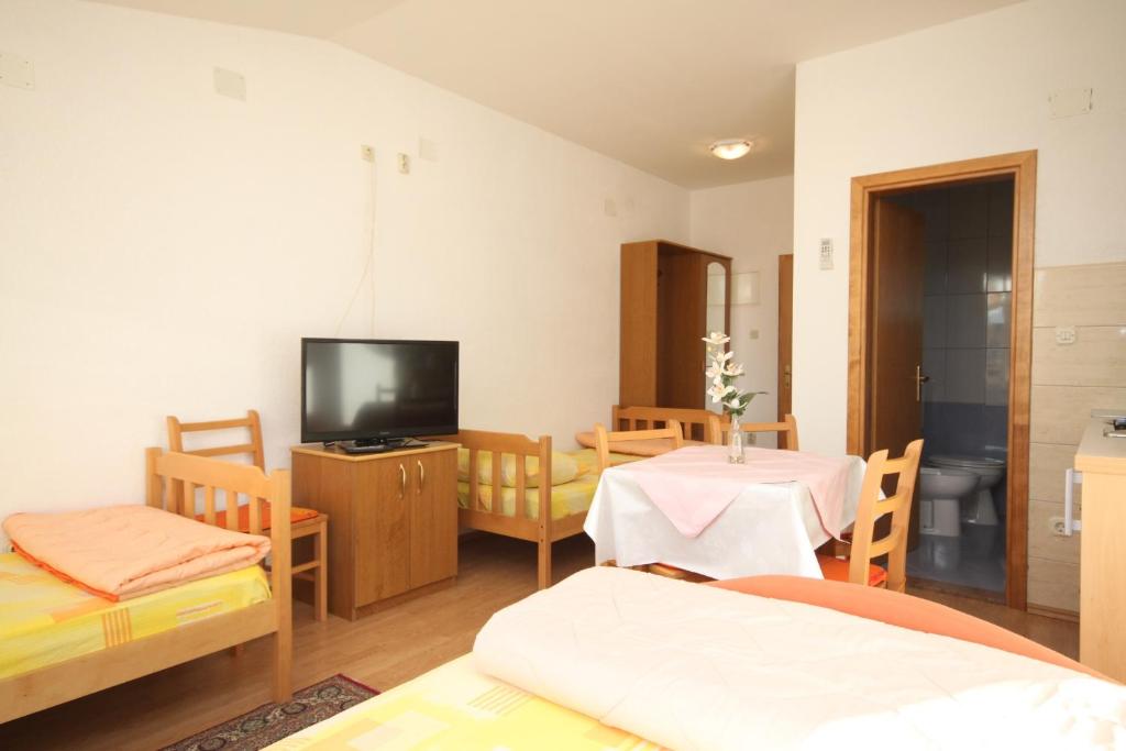Apartments by the sea Kastel Kambelovac, Kastela - 8627 - Estudio Con Terraza Y Vista Al Mar