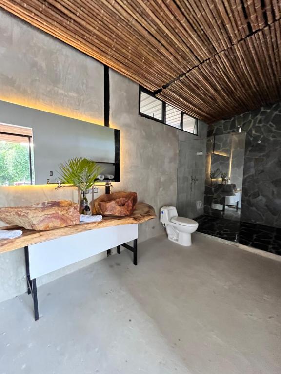 uma casa de banho com um lavatório e um WC em Natural Luxury Hotel em Papagalleros