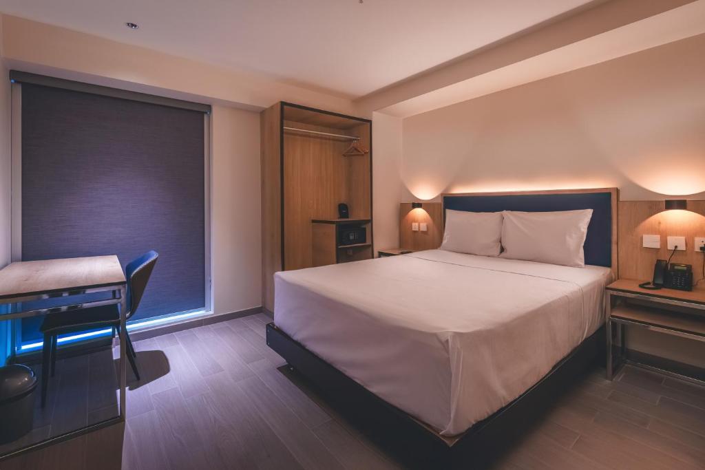Postel nebo postele na pokoji v ubytování Lyz Business Hotel Piura