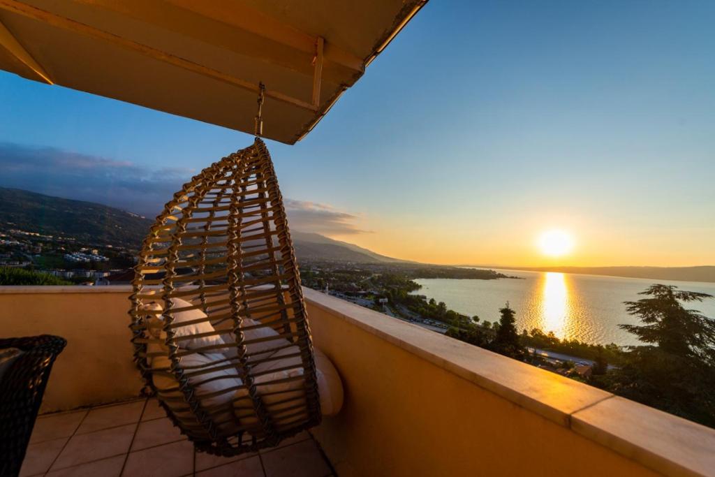 uma vista para o pôr-do-sol a partir da varanda de uma casa em Elit view home em Sapanca