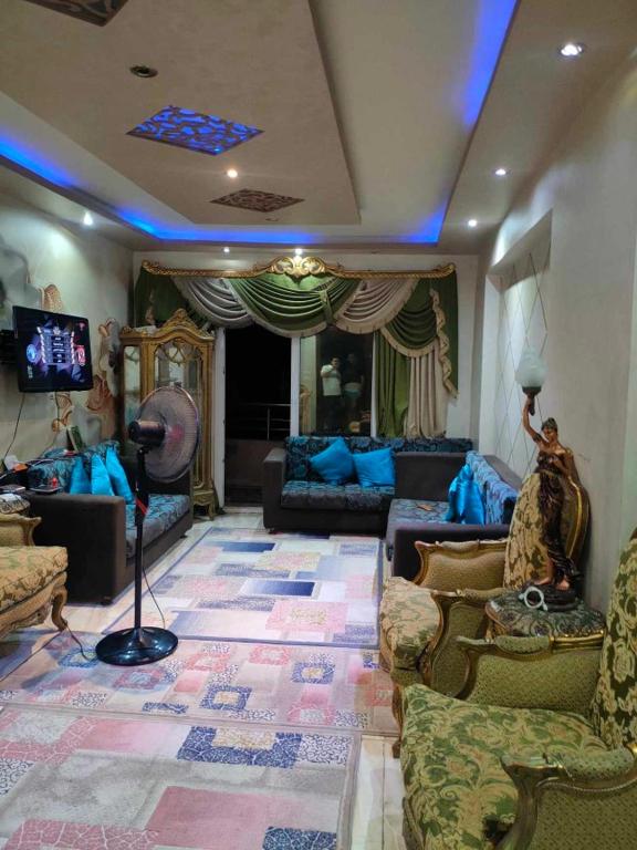 sala de estar amplia con sofás y TV en شقه فاخره للايجار بكامب شيزار, en Alejandría