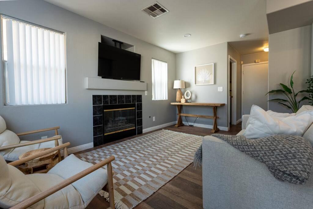een woonkamer met een open haard en een televisie bij Work Friendly Fast Wi-Fi Convenient Location in Las Vegas