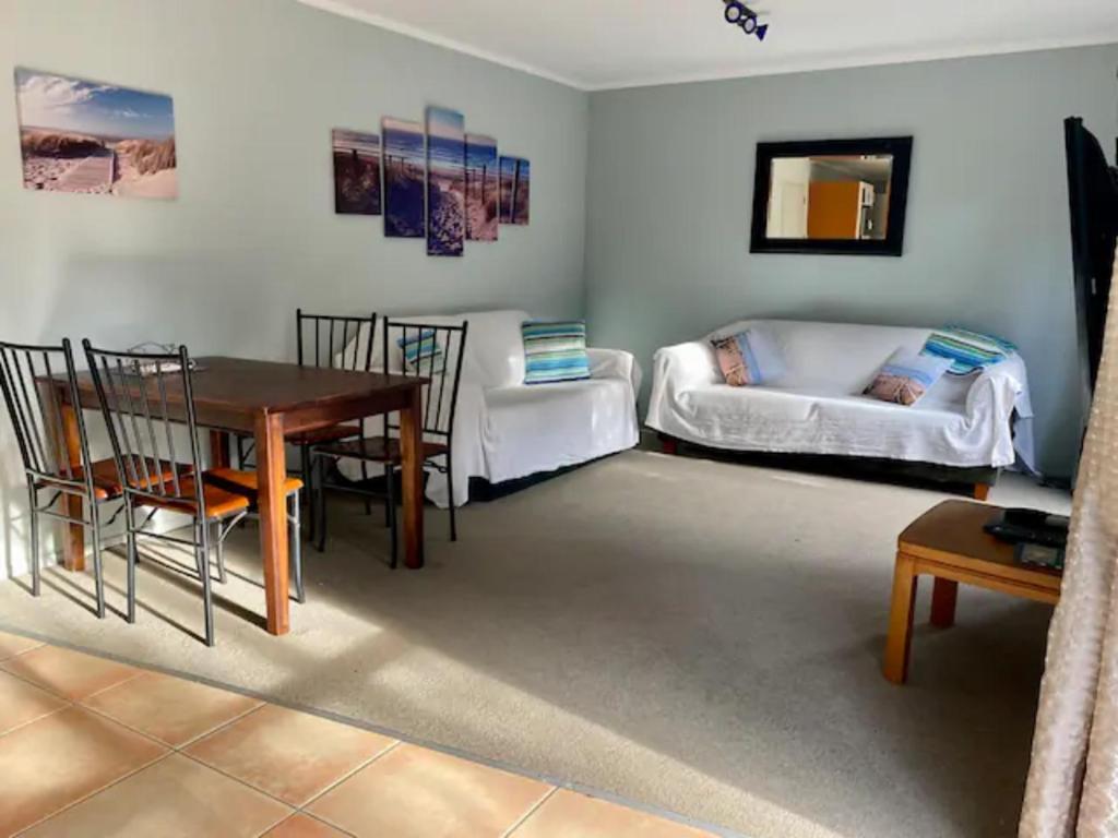 sun, sand & surf, its all across the road - Resim 4