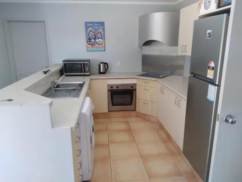 sun, sand & surf, its all across the road - Resim 6