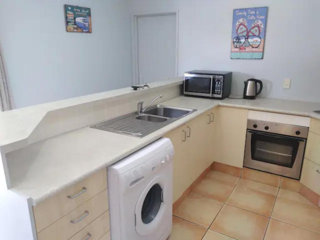 sun, sand & surf, its all across the road - Resim 7