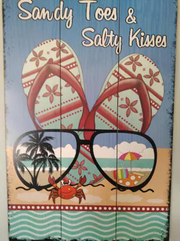 sun, sand & surf, its all across the road - Resim 1