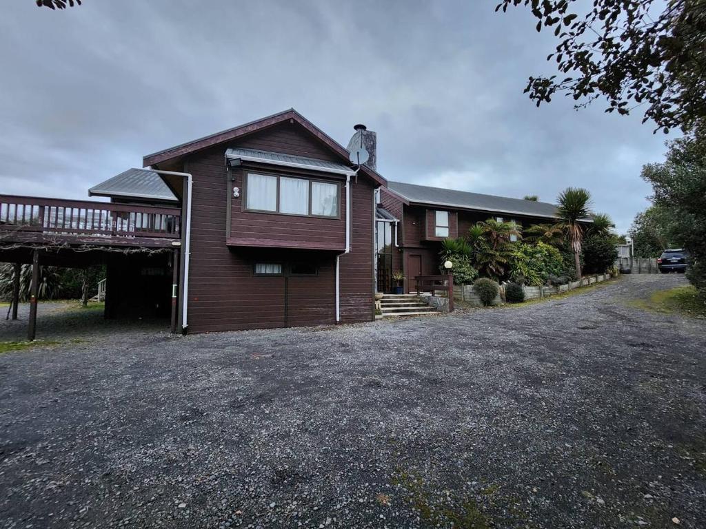 una casa con una entrada de grava delante de ella en Dakune Chill - The Lodge, en Ohakune