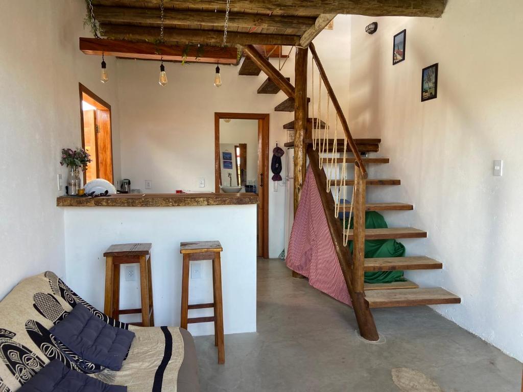 escalera de caracol en una habitación con barra en Chalé Maria Bonita Caraiva, en Caraíva