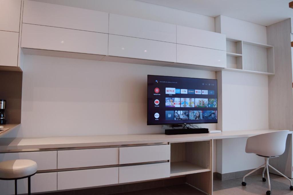 TV a/nebo společenská místnost v ubytování Apartaestudio DISTRITO 90