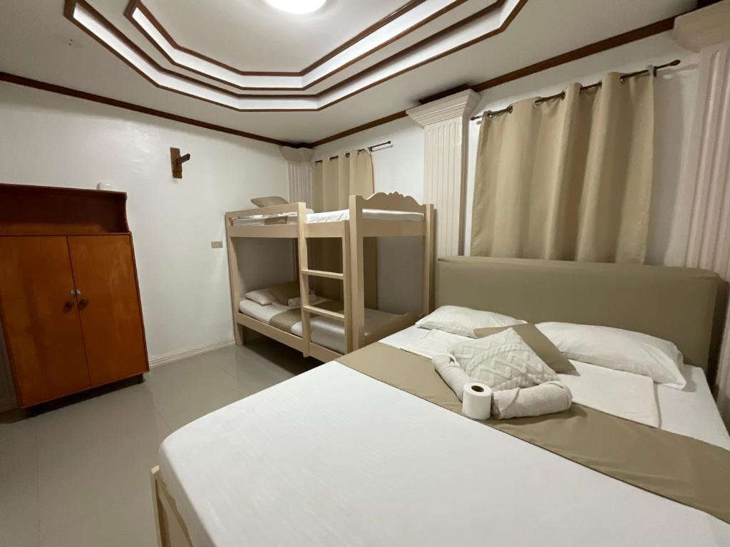 Postel nebo postele na pokoji v ubytování LISA'S GUESTHOUSE