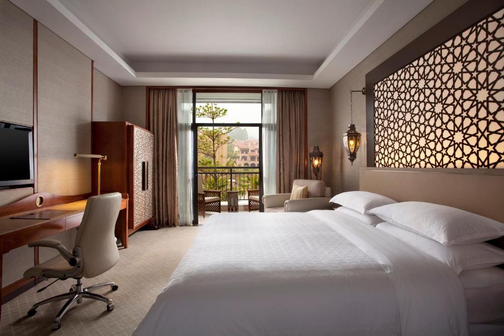 Postel nebo postele na pokoji v ubytování Sheraton Qingyuan Lion Lake Resort
