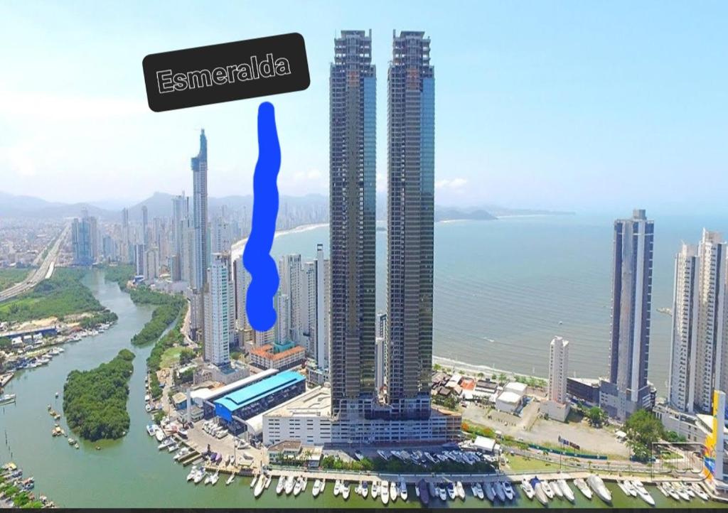 wysoki budynek z napisem "emmetia" w obiekcie Apartamento inteiro 30 metros do mar w mieście Balneário Camboriú