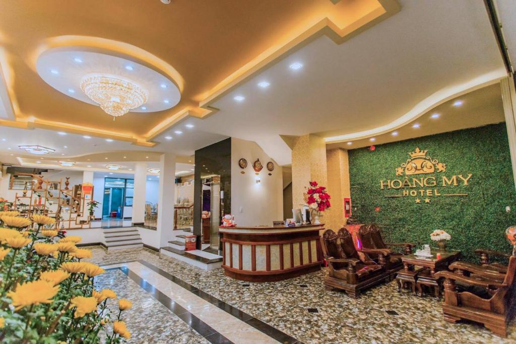 Un vestíbulo con una casa, mi cartel de hotel en la pared. en Khách sạn Hoàng My, en Liên Trì (3)