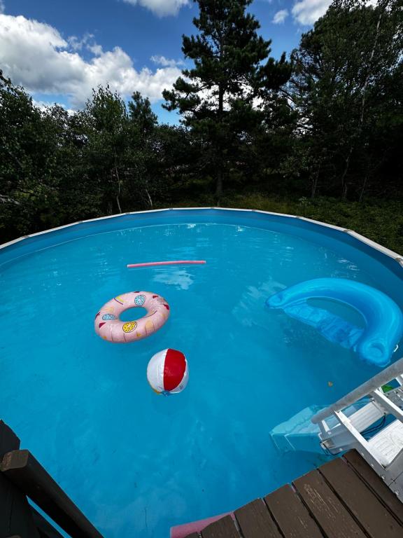 uma piscina com duas bolas e dois insufláveis em Quiet Private House w Hot Tub/Fire pit/Games em Blakeslee