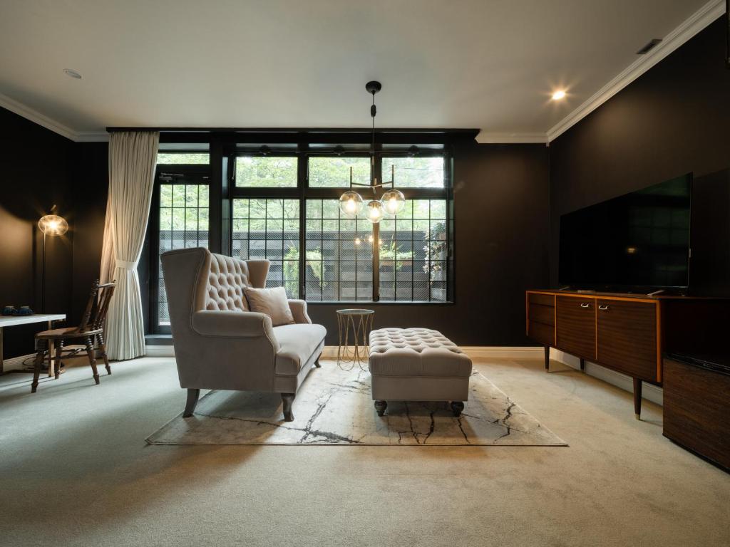 Posezení v ubytování LONGINGHOUSE Kyukaruizawa Suwanomori