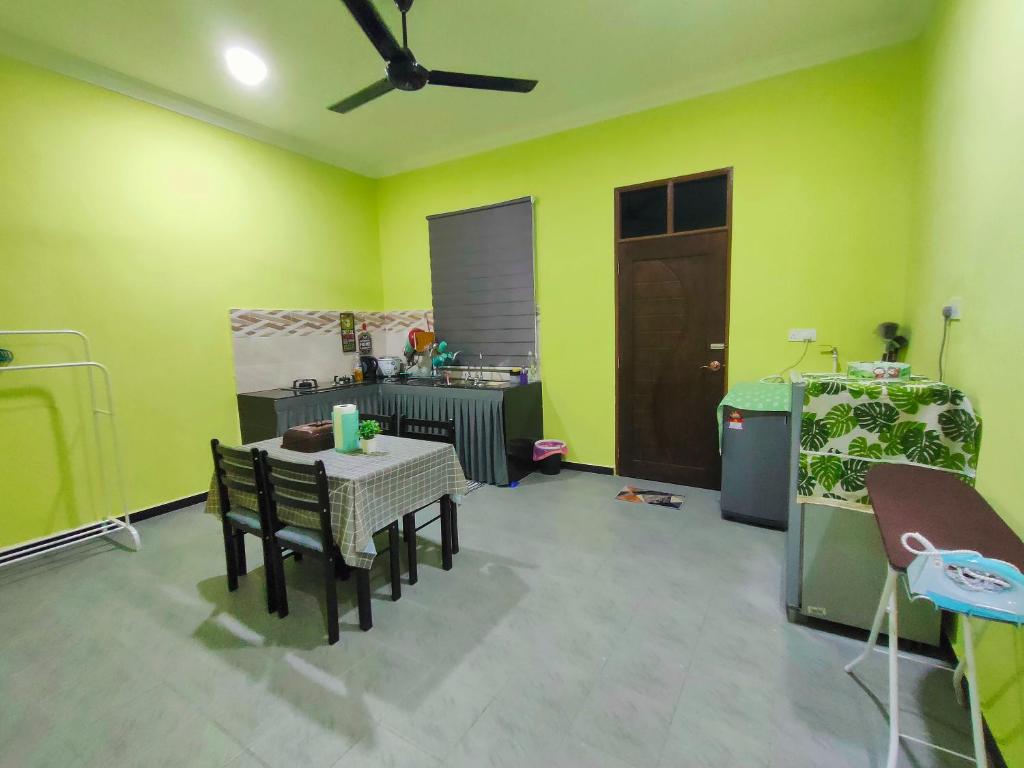 Η κουζίνα ή μικρή κουζίνα στο Raihan Homestay Kubang Kerian, Free Wifi