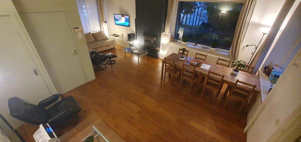 an overhead view of a living room with a table and chairs at Sunset de Luz in Nijmegen