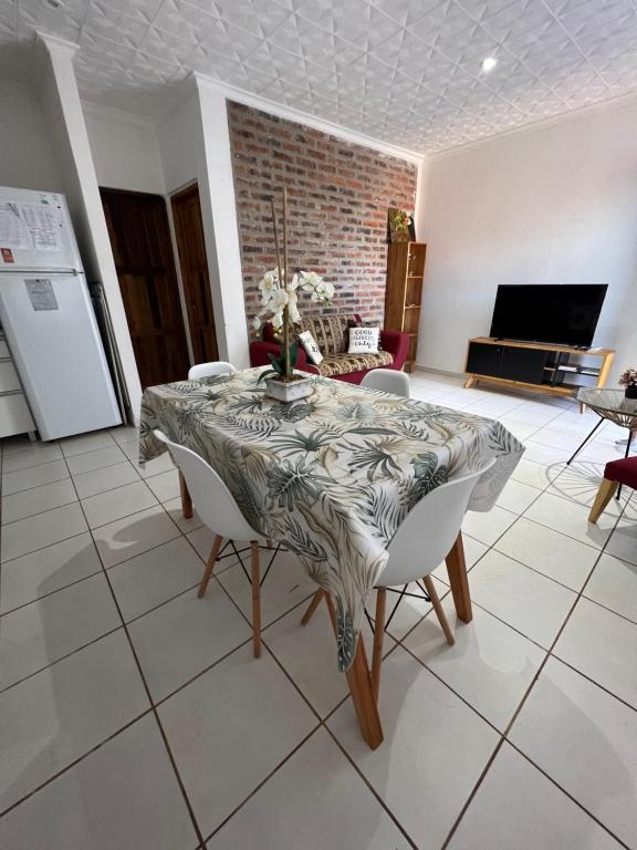 波薩達斯的住宿－Departamento de La Nonna，一间用餐室,在房间内配有桌椅