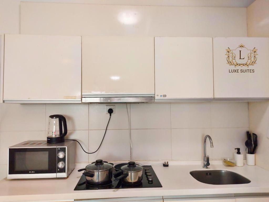 Kuchyň nebo kuchyňský kout v ubytování Luxe Suites at Skyloft