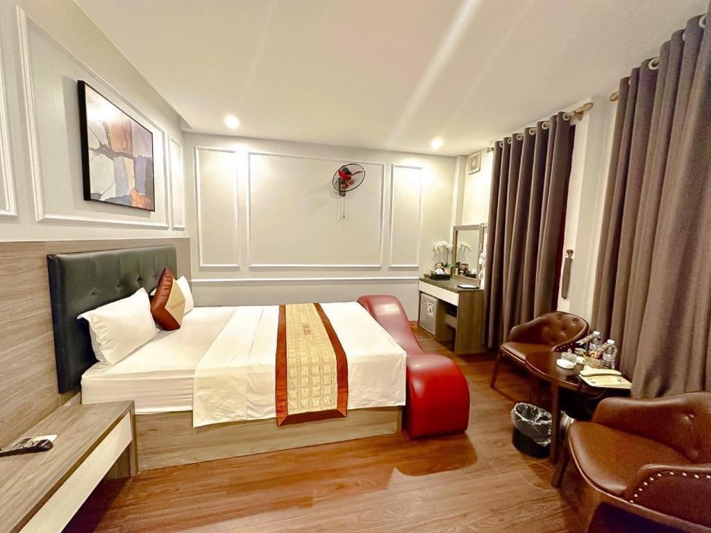 a hotel room with a bed and a chair at Hotel Vi&ecirc;̣t Mỹ in Hanoi