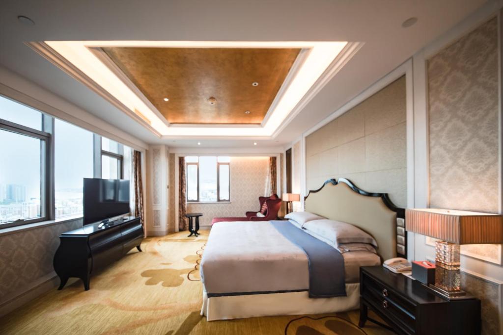 Postel nebo postele na pokoji v ubytování Sheraton Shantou Hotel