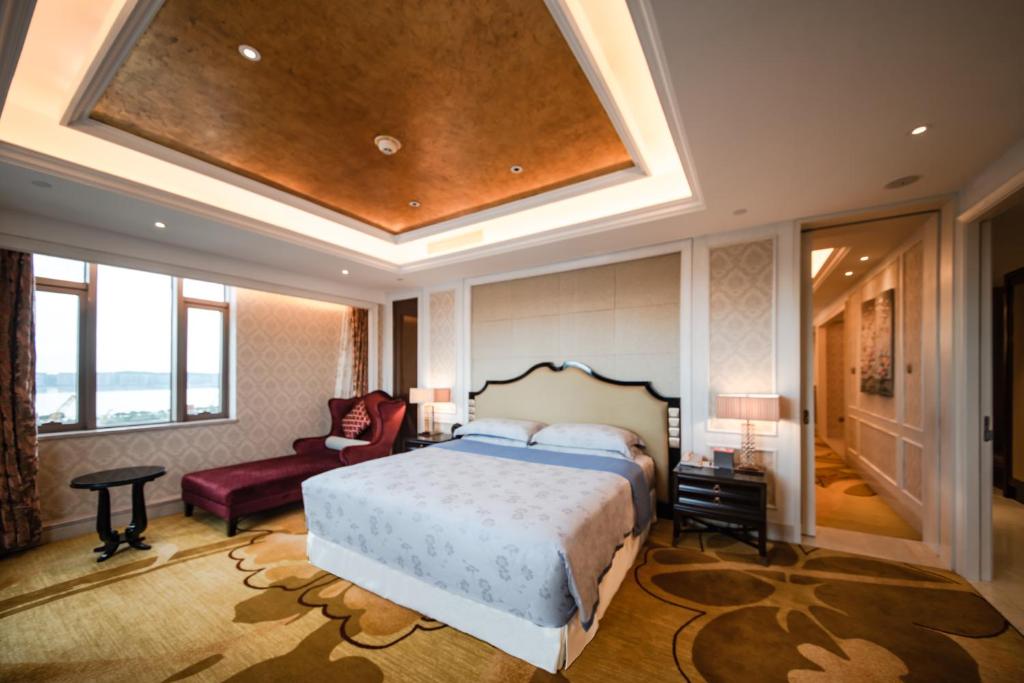 Postel nebo postele na pokoji v ubytování Sheraton Shantou Hotel