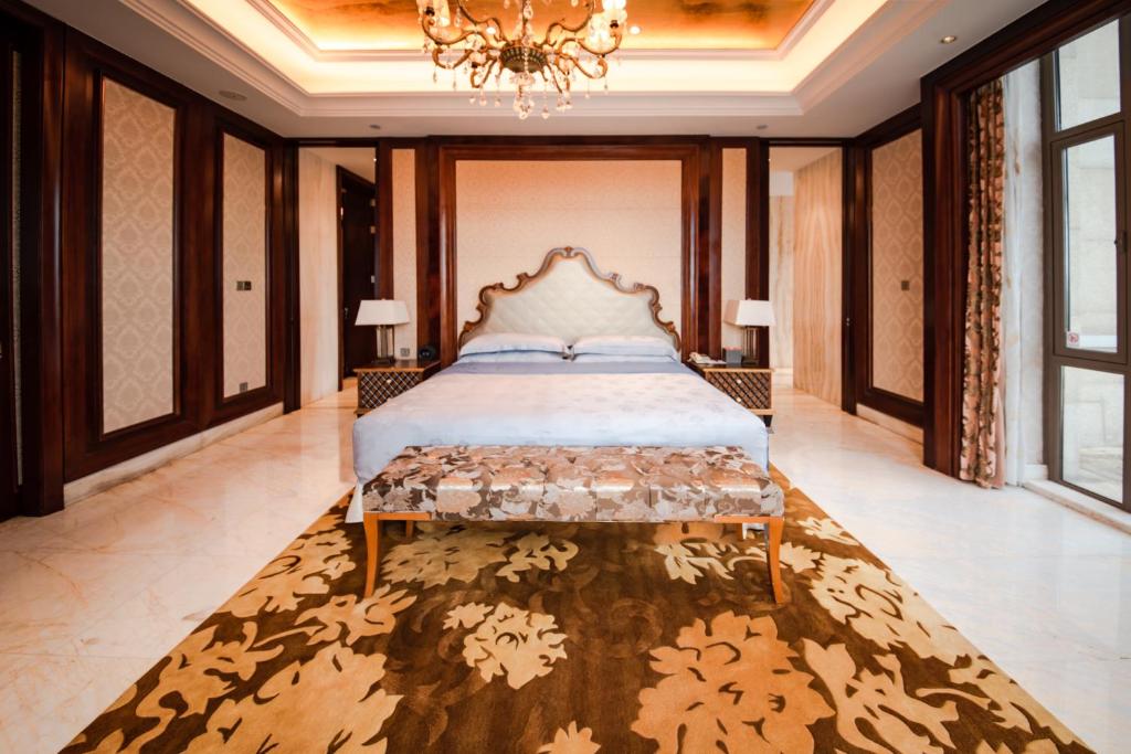 Postel nebo postele na pokoji v ubytování Sheraton Shantou Hotel