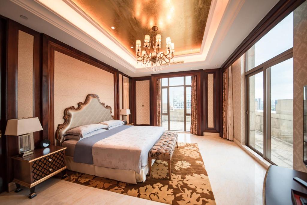Postel nebo postele na pokoji v ubytování Sheraton Shantou Hotel