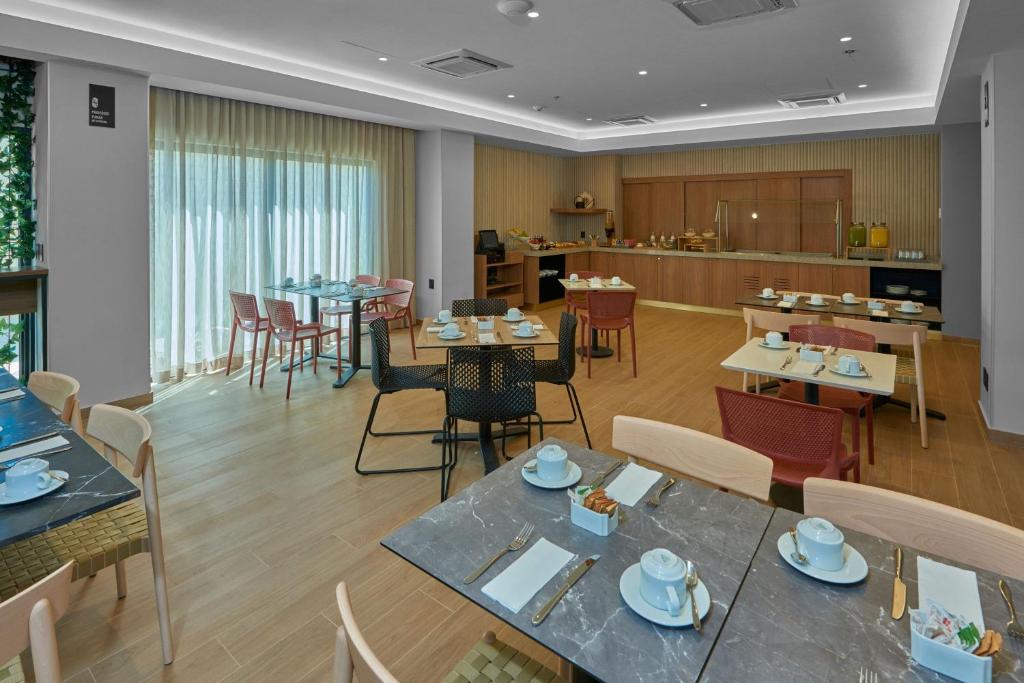 Un restaurante o sitio para comer en City Express Plus by Marriott Mazatlan