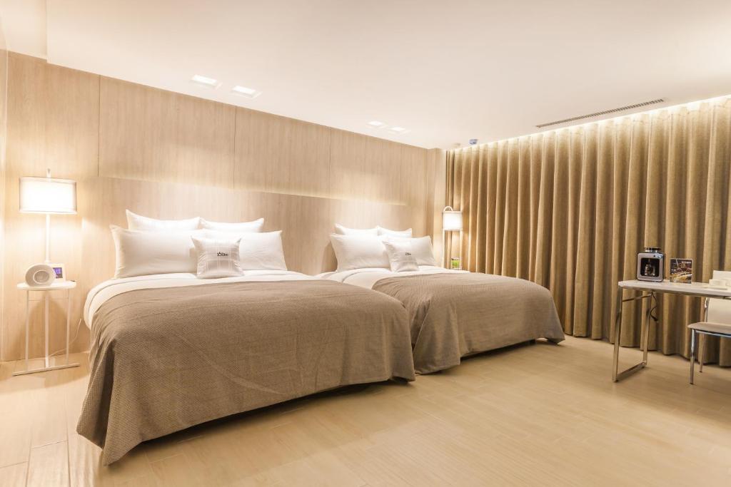 Postel nebo postele na pokoji v ubytování Six Star Motel-Taoyuan