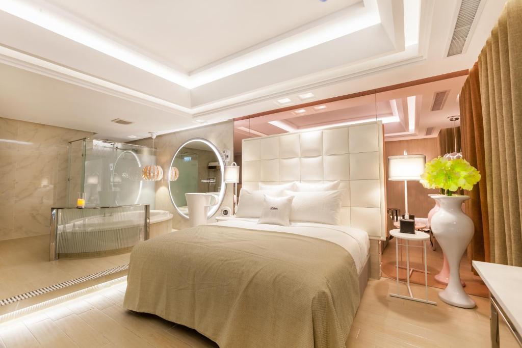 Postel nebo postele na pokoji v ubytování Six Star Motel-Taoyuan