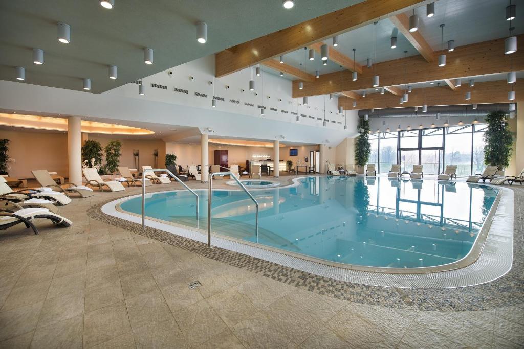 Bazén v ubytování Wellness Hotel Diamant nebo v jeho okolí
