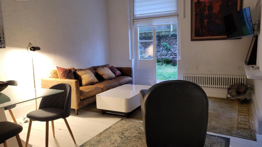 One Bed Quiet Garden Flat in Central Hove with FREE onsite PARKING - 5 min walk to beach - 10 min to Brighton