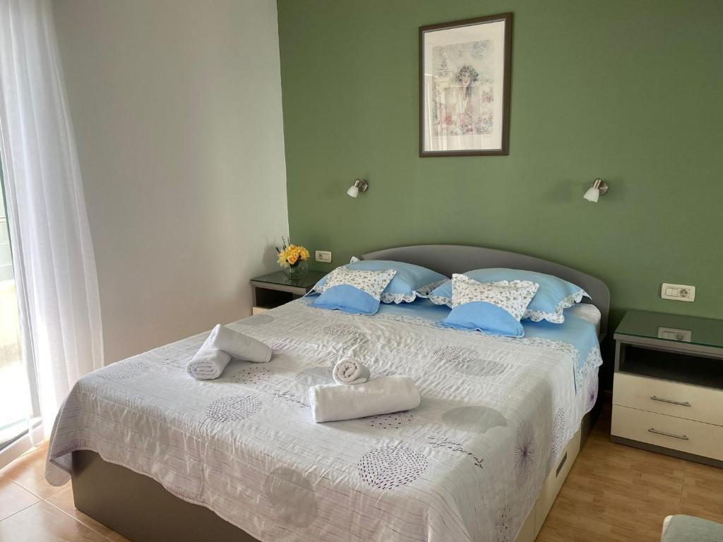 Posteľ alebo postele v izbe v ubytovaní Apartments by the sea Promajna, Makarska - 2592