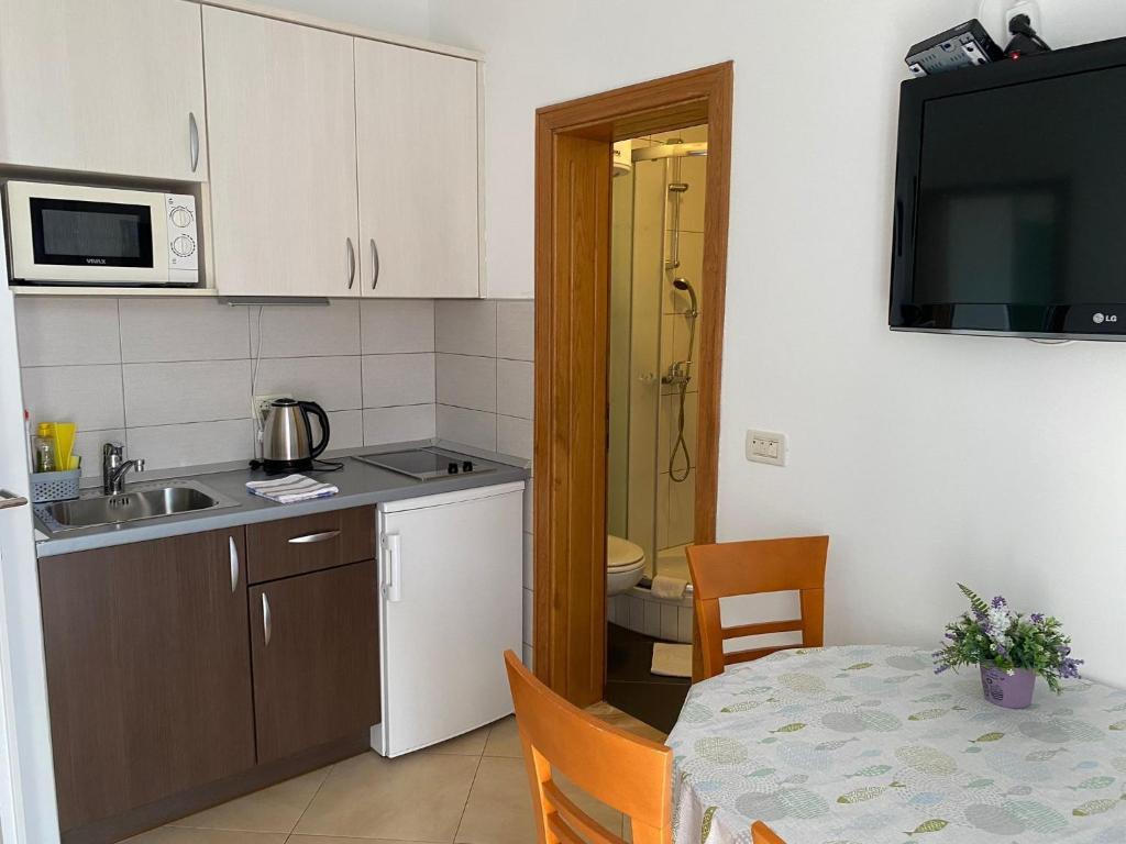 Kuchyňa alebo kuchynka v ubytovaní Apartments by the sea Promajna, Makarska - 2592