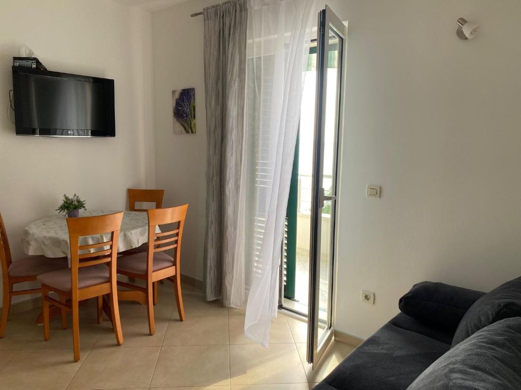 Televízia a/alebo spoločenská miestnosť v ubytovaní Apartments by the sea Promajna, Makarska - 2592