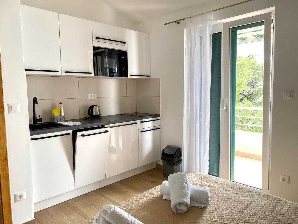 Kuchyňa alebo kuchynka v ubytovaní Apartments by the sea Promajna, Makarska - 2592