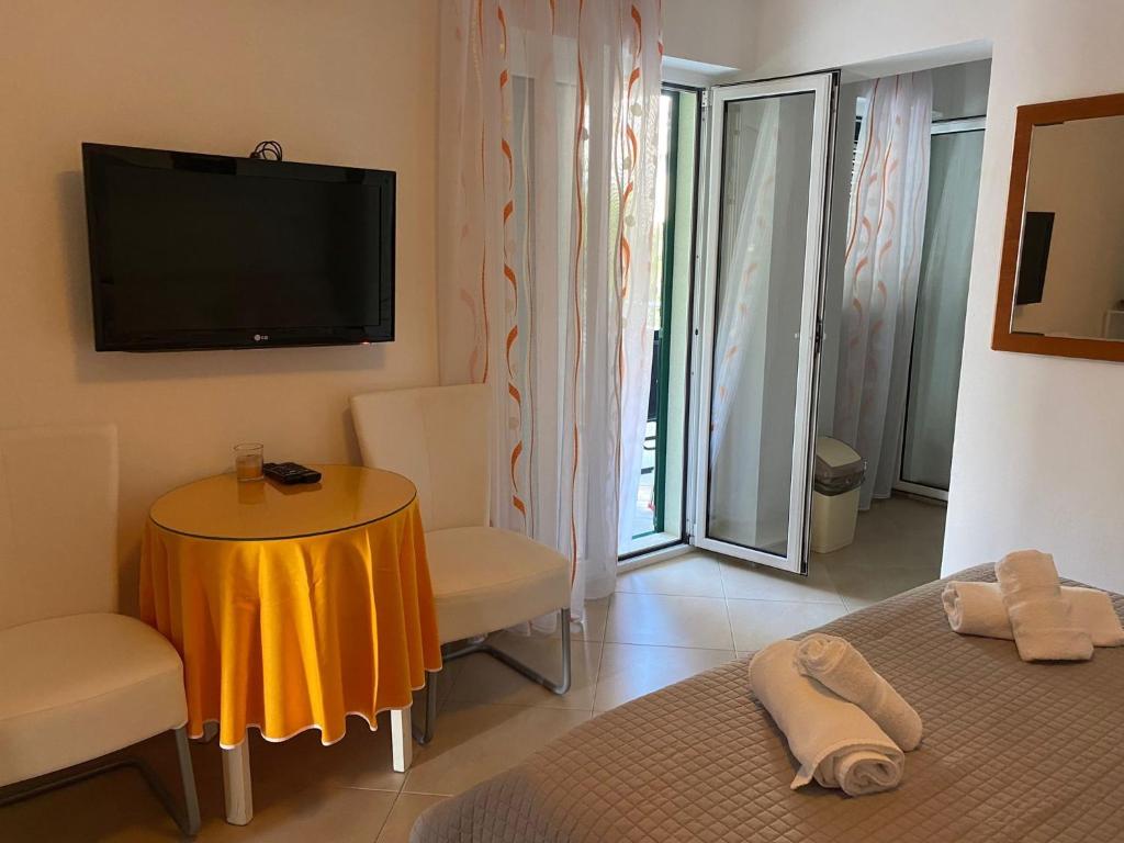 Televízia a/alebo spoločenská miestnosť v ubytovaní Apartments by the sea Promajna, Makarska - 2592