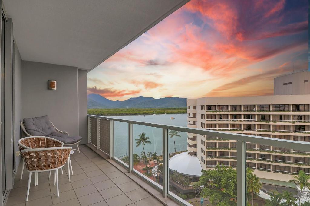 einen Blick vom Balkon eines Resorts mit Sonnenuntergang in der Unterkunft The Reef Pad, ideally located with a stellar view! in Cairns