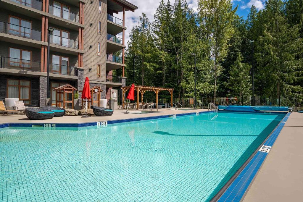 Bazén v ubytování Sutton Place Hotel Revelstoke Mountain Resort nebo v jeho okolí