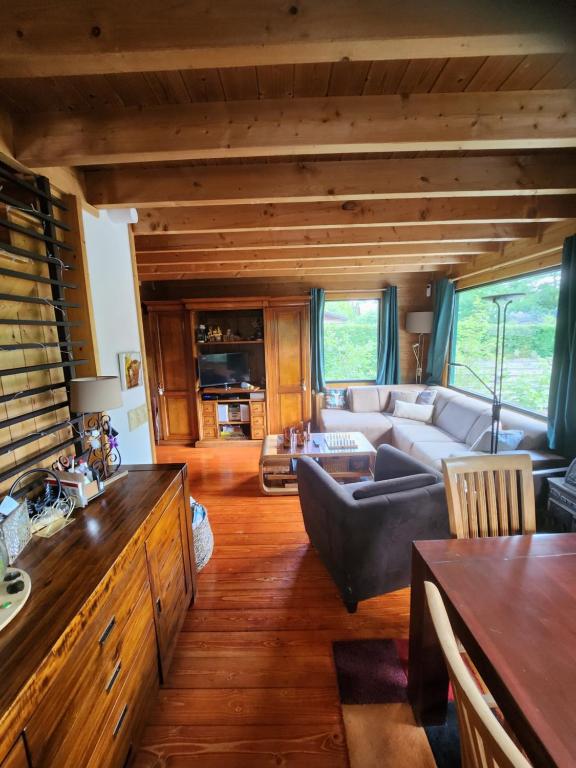 Posezení v ubytování Le chalet du Cerf - Chambre d'hôte