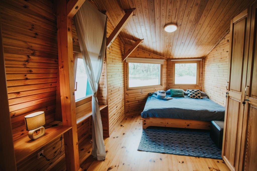 Postel nebo postele na pokoji v ubytování Floating guest house Musters