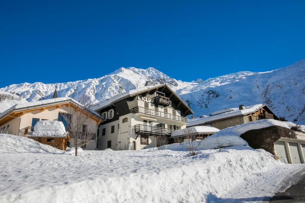a building covered in snow in front of a mountain at Résidence Igloo 3 ski in-ski out - Happy Rentals in Le Tour