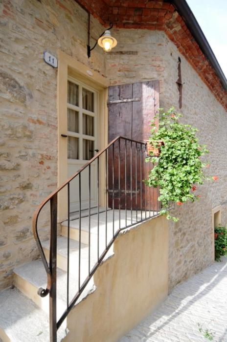 Zdjęcie z galerii obiektu Dimora Storico Romantica Il Sole E La Luna w mieście Cerretto Langhe