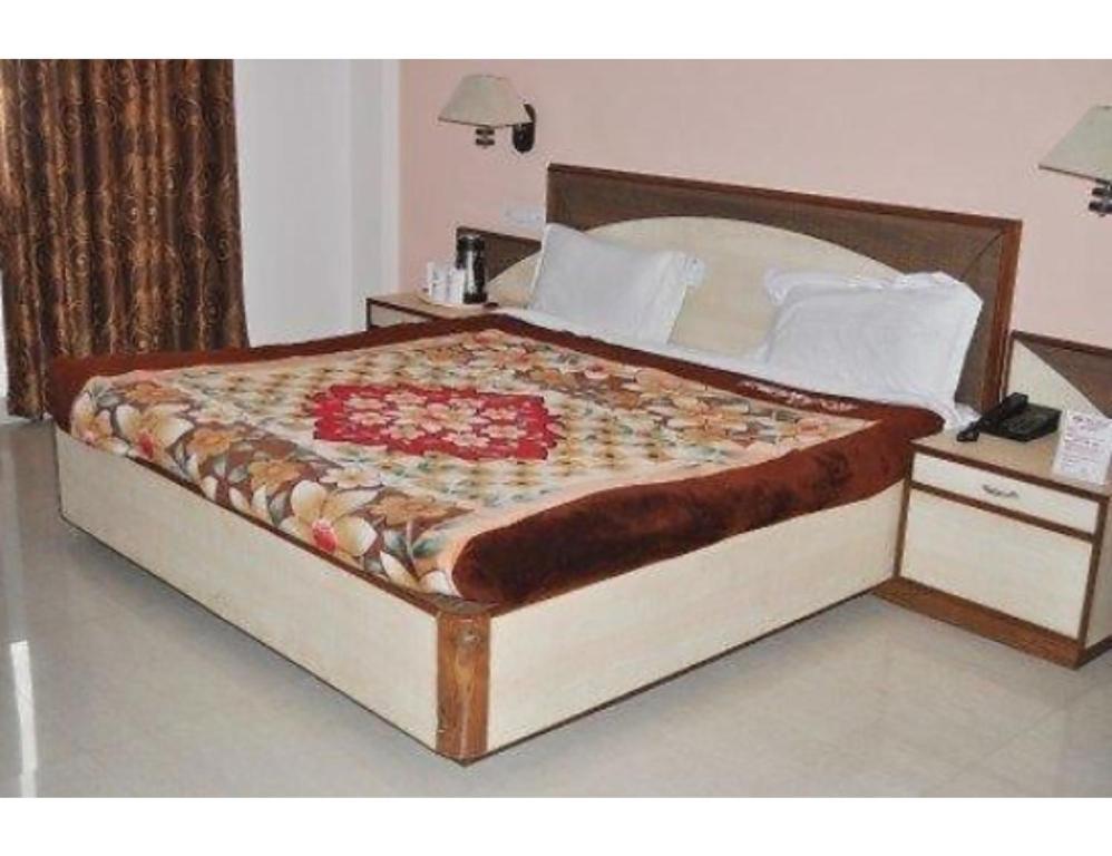 een bed in een slaapkamer met bij Vishal Hotel, Katra in Katra