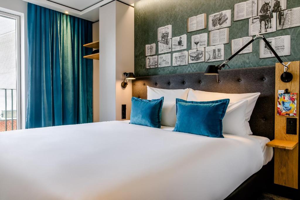 Ein Bett oder Betten in einem Zimmer der Unterkunft Motel One Dublin