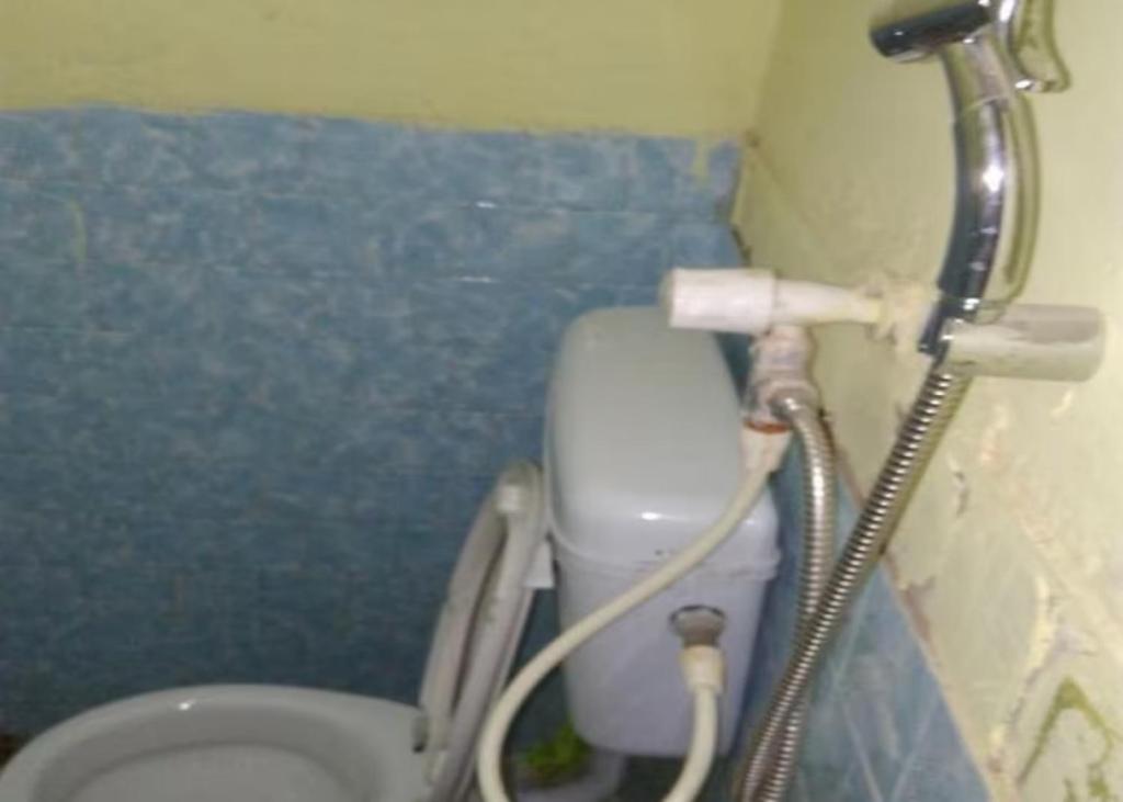 y baño pequeño con aseo y ducha. en GRG K.S.N. PAYING GUEST HOUSE, en Varanasi